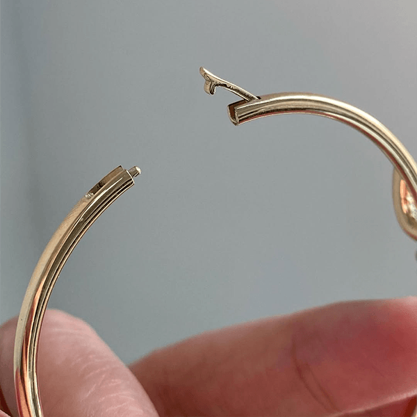 Fashion Knot Design  Golden Round Cut White Sapphire Bangle Bracelet For Women