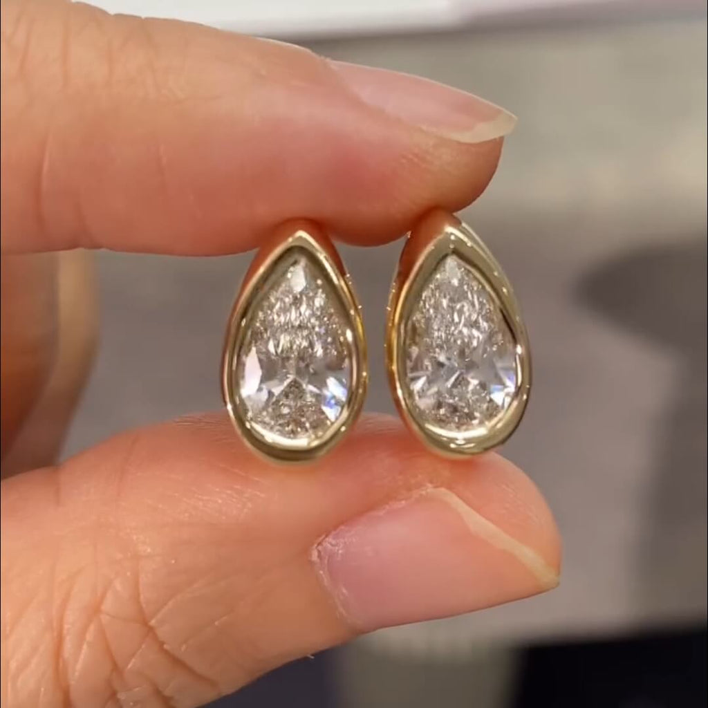 Luxury Jewelry Yellow Gold Bezel Pear Cut White Sapphire Stud Earrings For Women