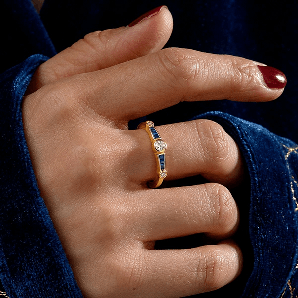 Minimalist Three-Stone Round Cut Blue Sapphire Stackable Ring In Yellow Gold