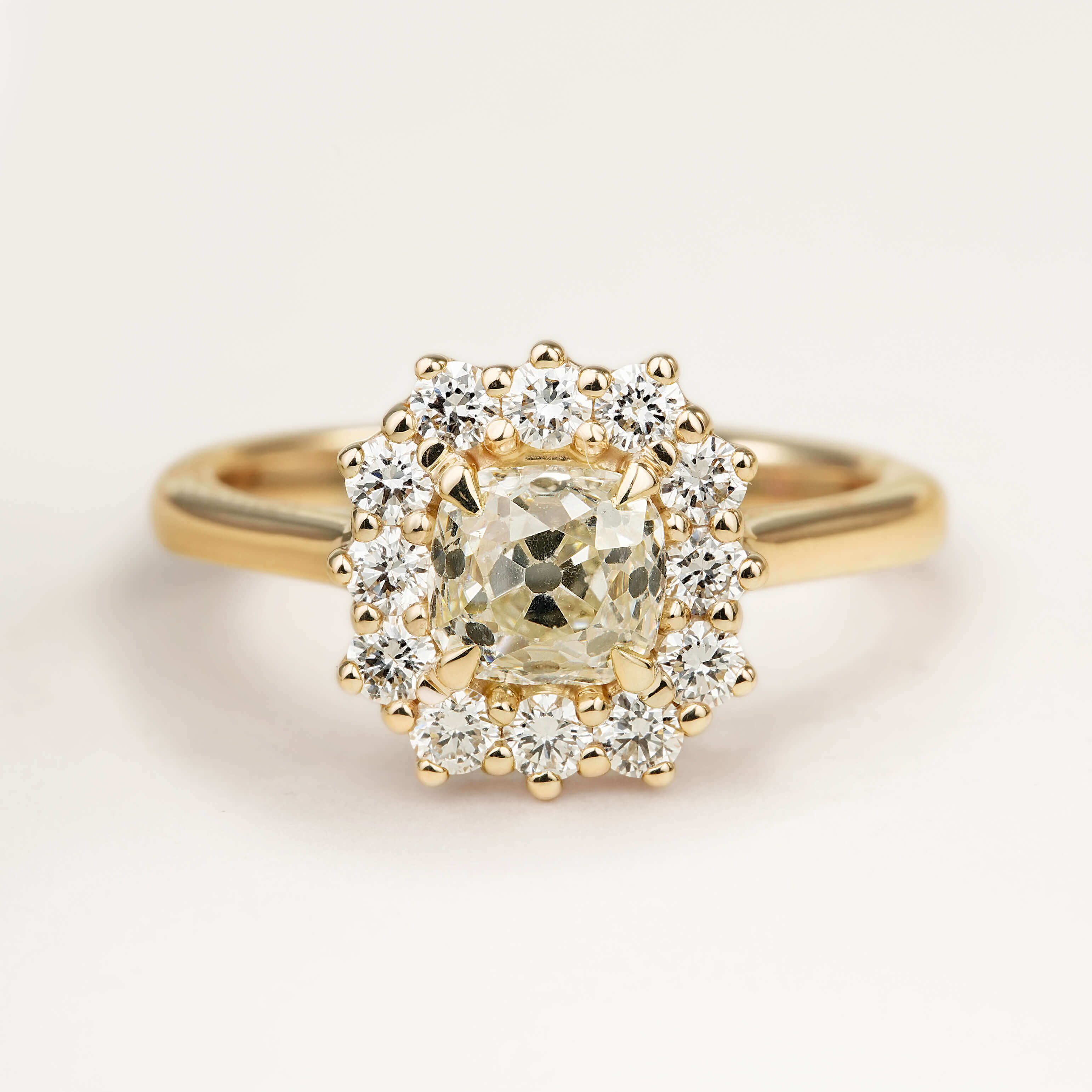 Luxury Jewelry Classic Golden Halo Cushion Cut White Sapphire Engagement Rings