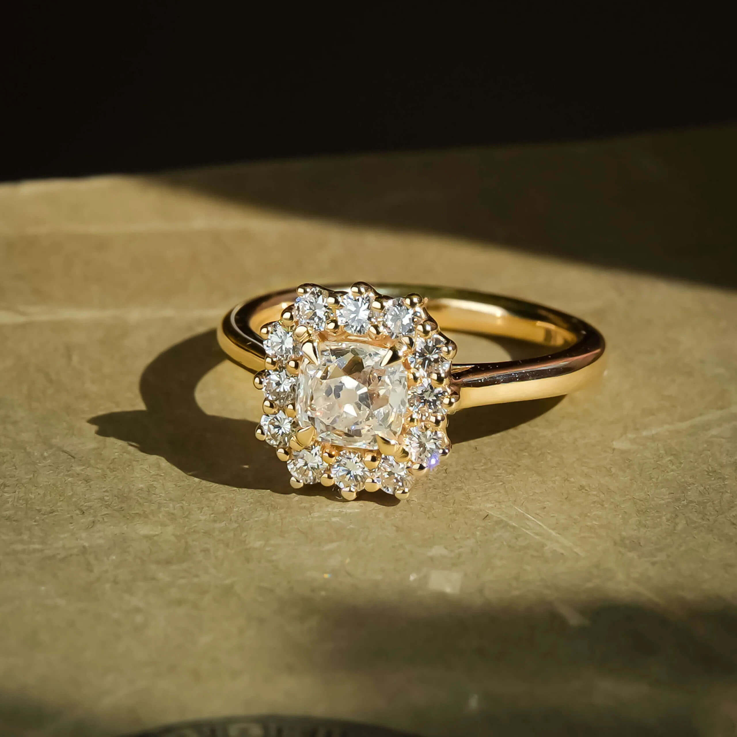 Luxury Jewelry Classic Golden Halo Cushion Cut White Sapphire Engagement Rings