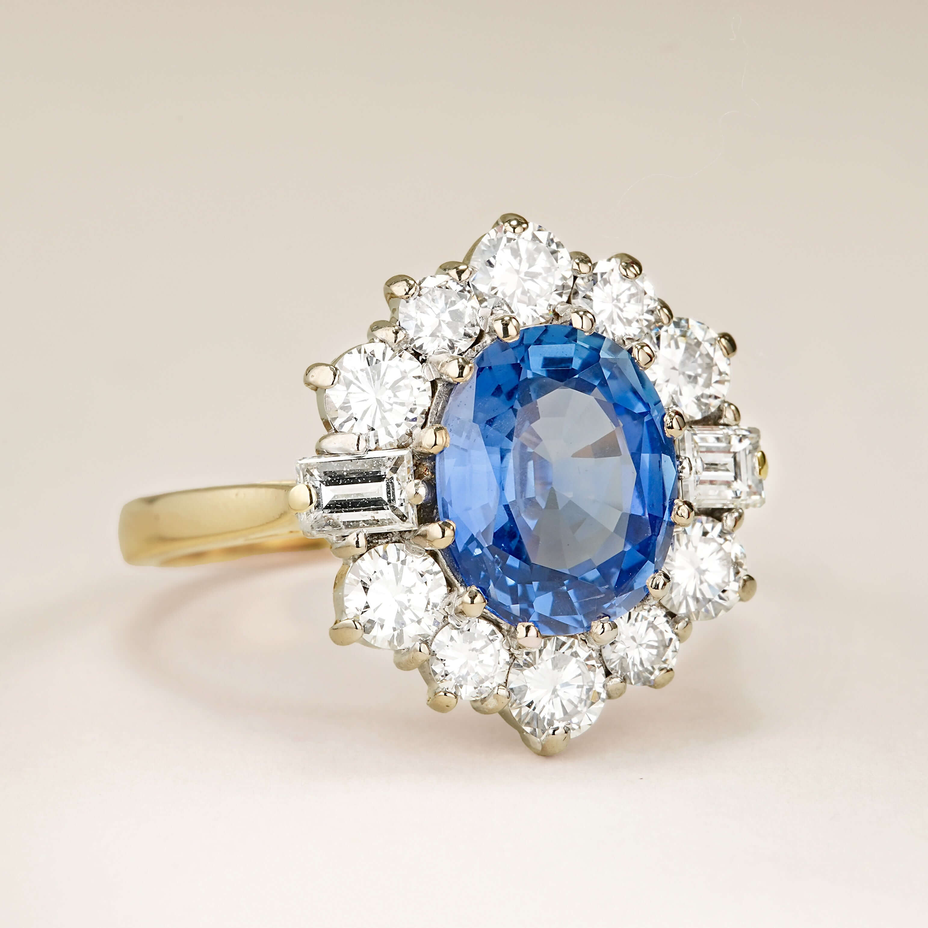 Luxury Jewelry Golden Vintage Design Halo Oval Cut Blue Sapphire Engagement Rings