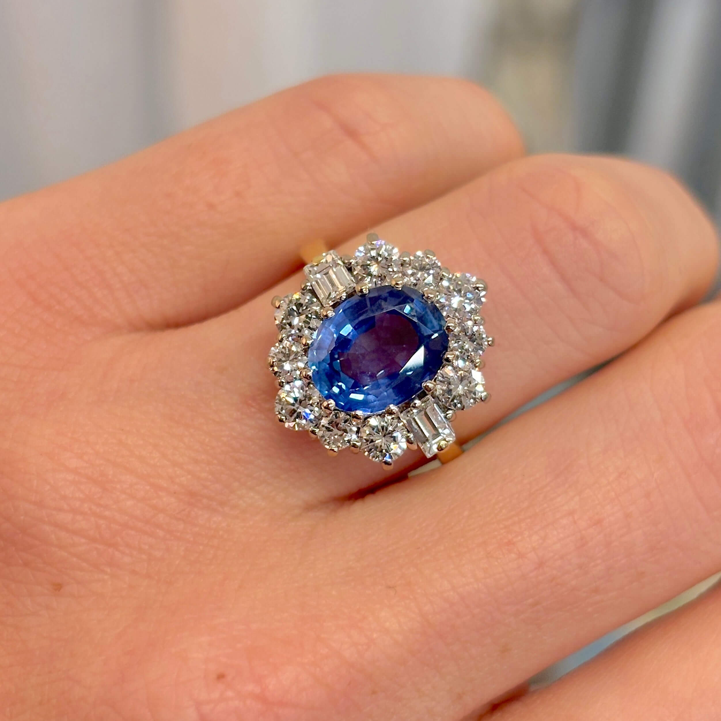 Luxury Jewelry Golden Vintage Design Halo Oval Cut Blue Sapphire Engagement Rings