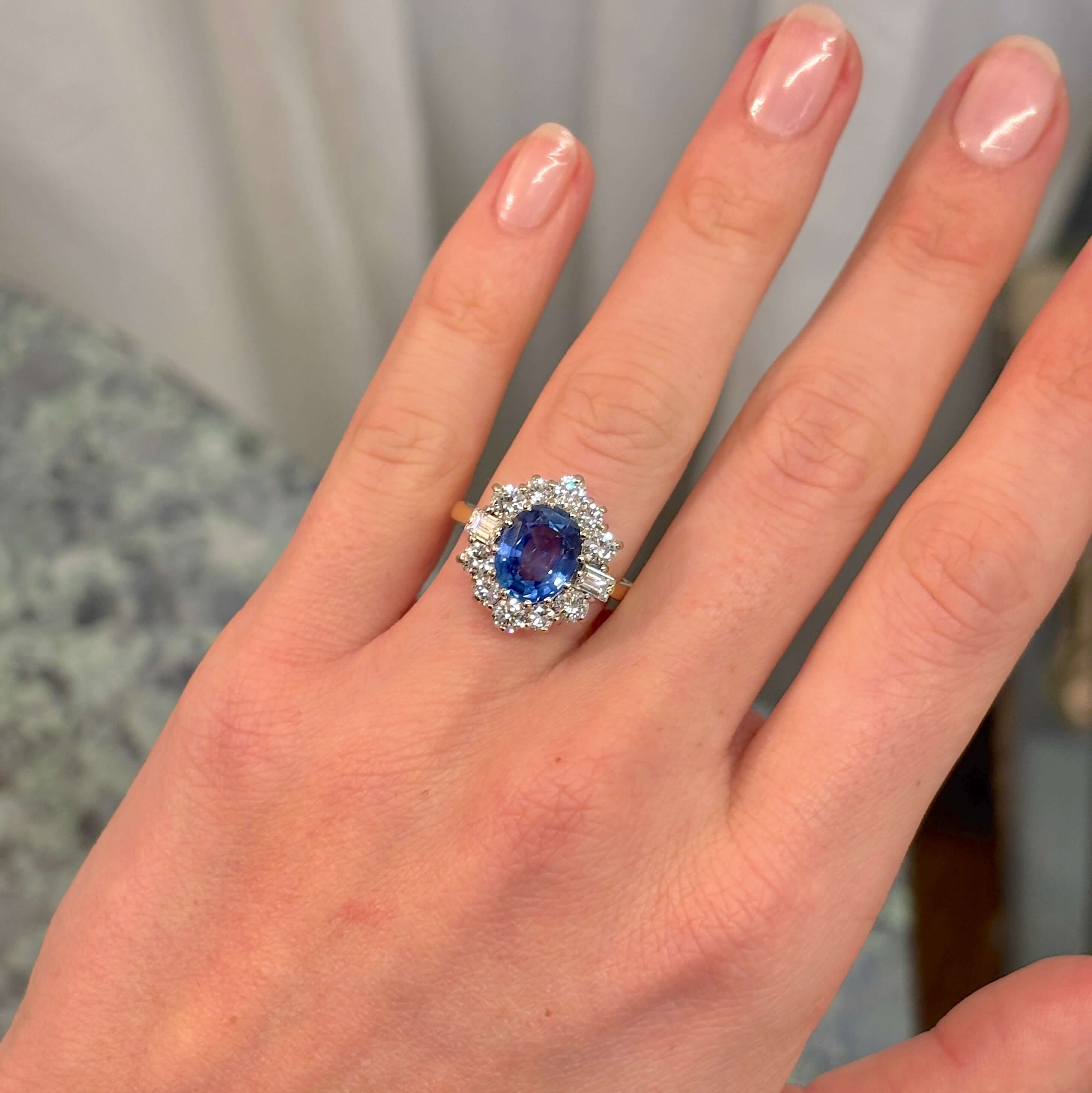 Luxury Jewelry Golden Vintage Design Halo Oval Cut Blue Sapphire Engagement Rings