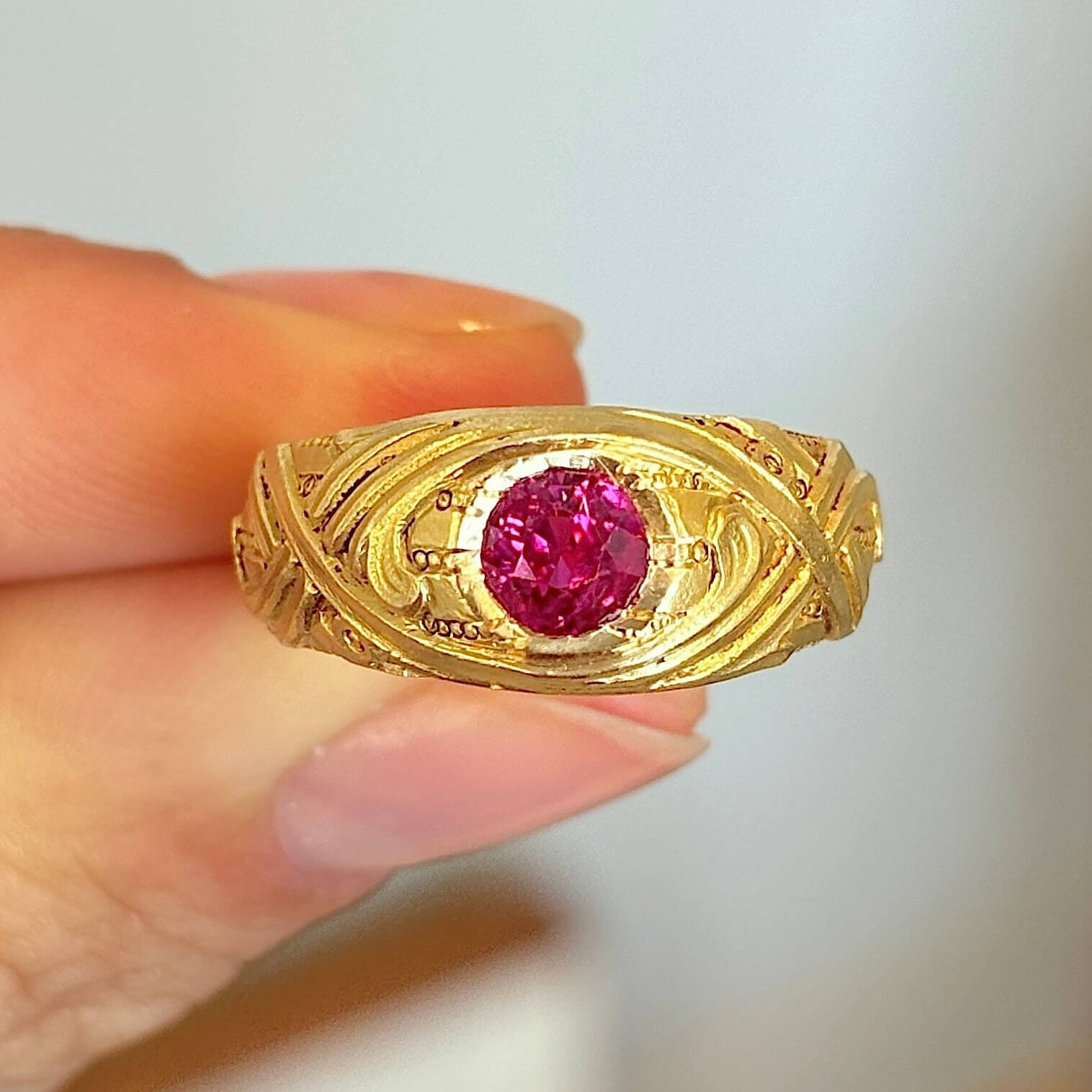 Luxury Jewelry Golden Art Nouveau Design Solitaire Round Cut Ruby Sapphire Engagement Rings