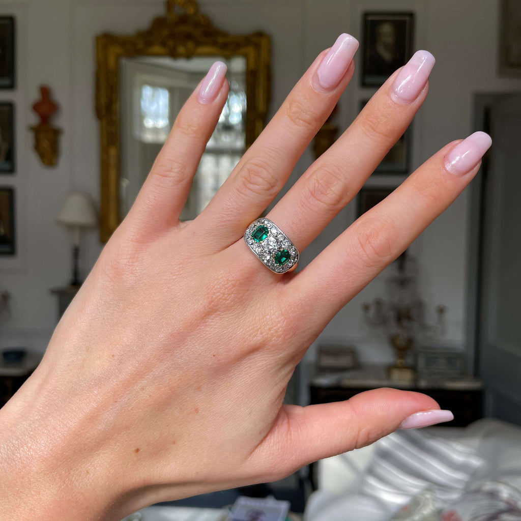 Luxury Jewelry Antique Design Two Tone Halo Round & Cushion Cut Emerald & White Sapphire Half Eternity Wedding Band For Women