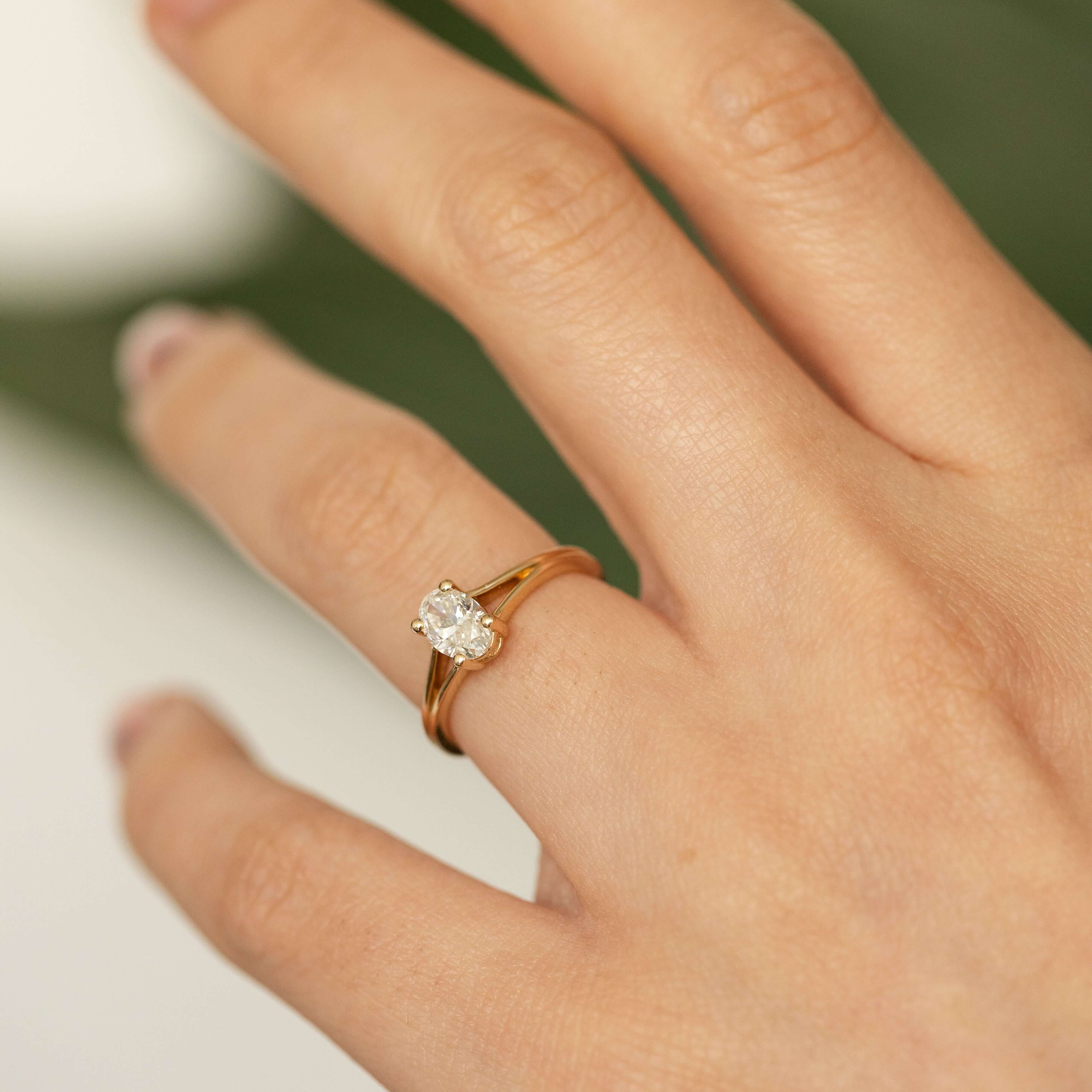 Luxury Jewelry Golden Solitaire Oval Cut White Sapphire Engagement Rings