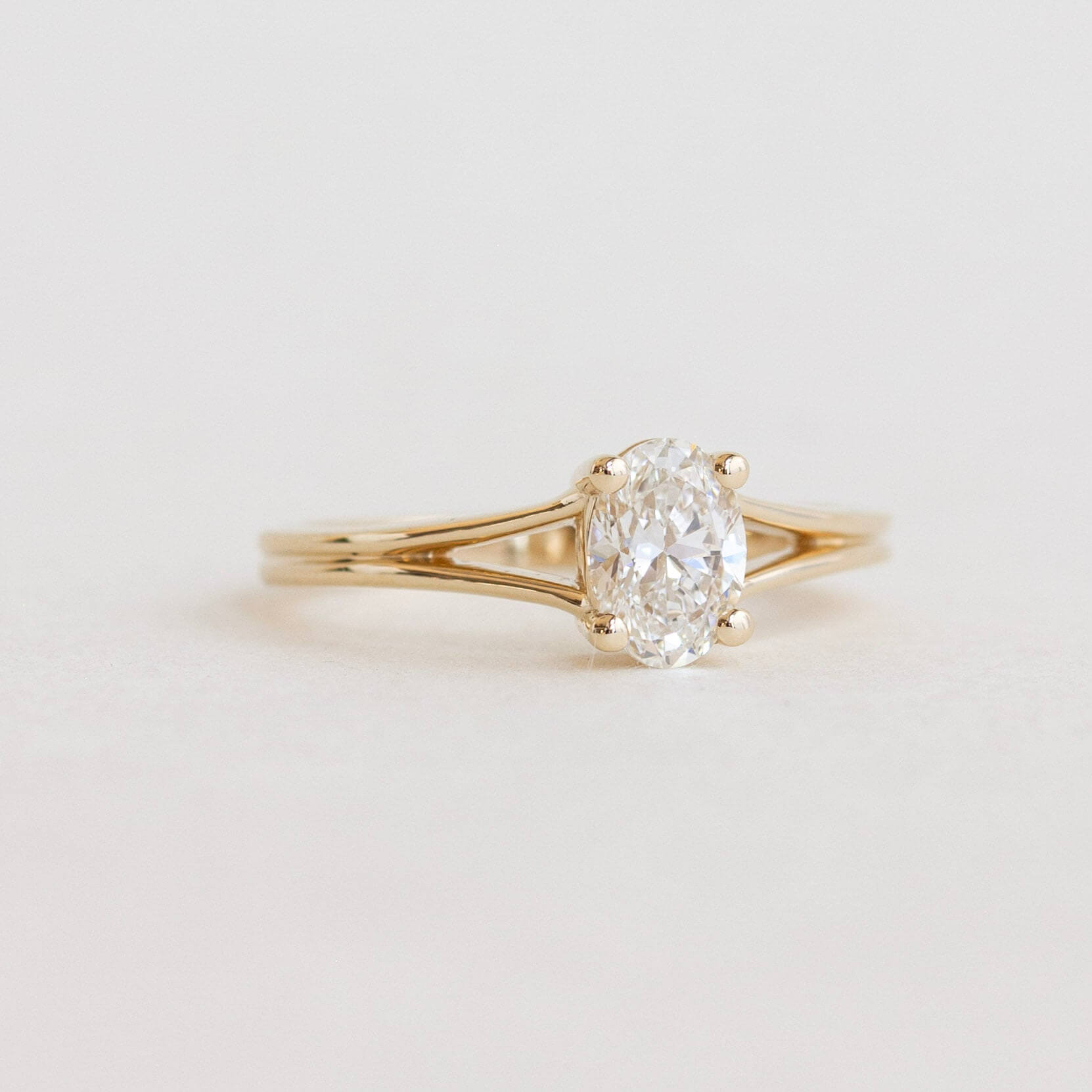 Luxury Jewelry Golden Solitaire Oval Cut White Sapphire Engagement Rings