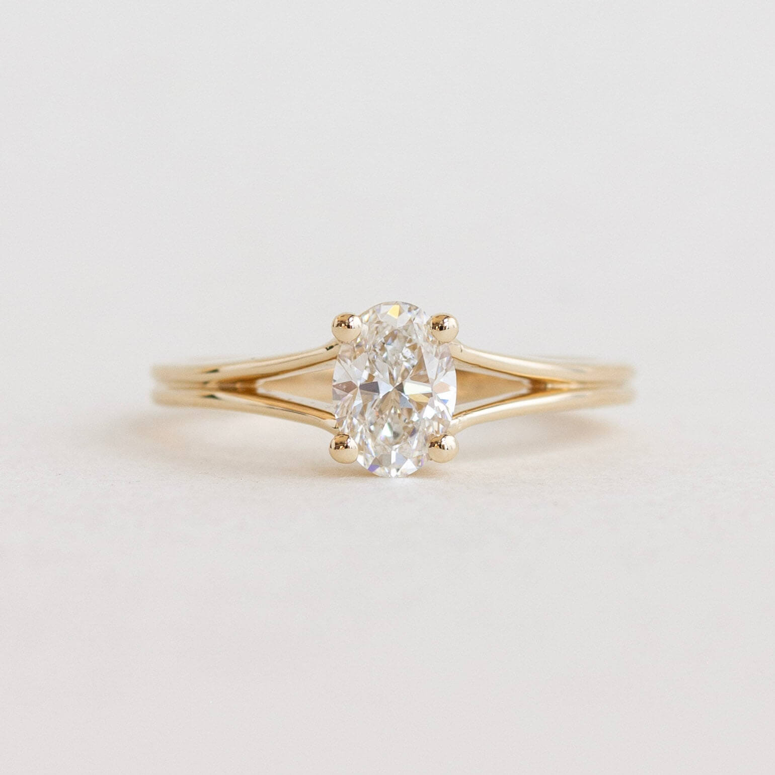 Luxury Jewelry Golden Solitaire Oval Cut White Sapphire Engagement Rings