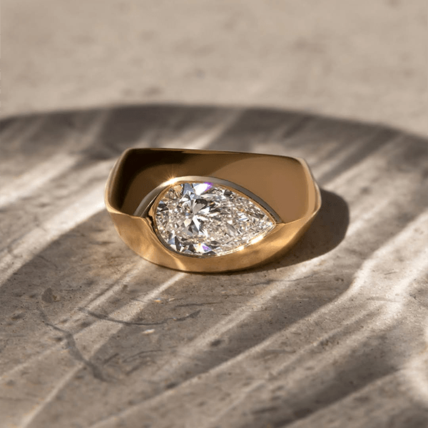 Luxury Jewelry Solitaire golden Pear Cut White Sapphire Engagement Rings