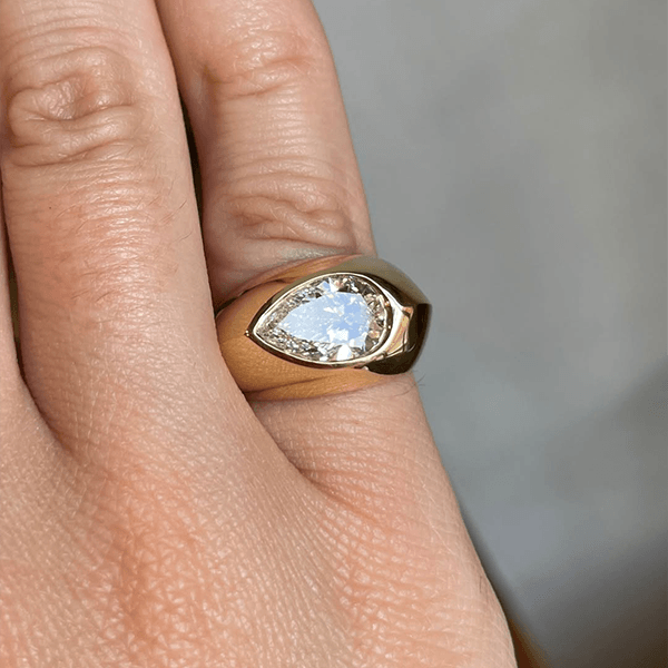 Luxury Jewelry Solitaire golden Pear Cut White Sapphire Engagement Rings