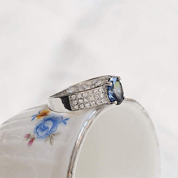 Luxury Jewelry Classic Pave Setting Oval Cut Blue Sapphire Engagement Rings
