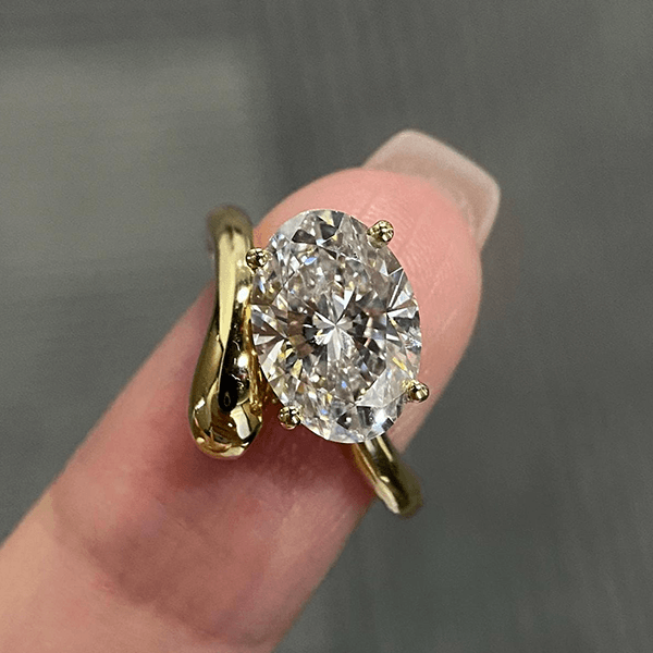 Luxury Jewelry Unique Design Solitaire Yellow Gold Oval Cut White Sapphire Engagement Rings