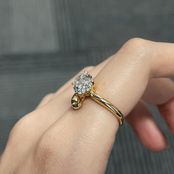 Luxury Jewelry Unique Design Solitaire Yellow Gold Oval Cut White Sapphire Engagement Rings