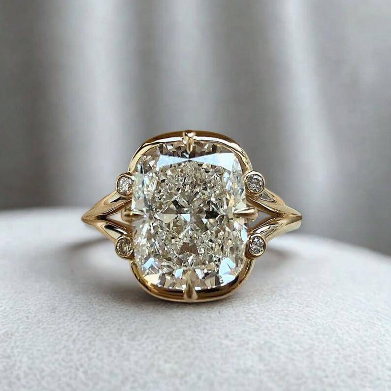 Luxury Jewelry Unique Design Yellow Gold Cushion Cut White Sapphire Engagement Rings