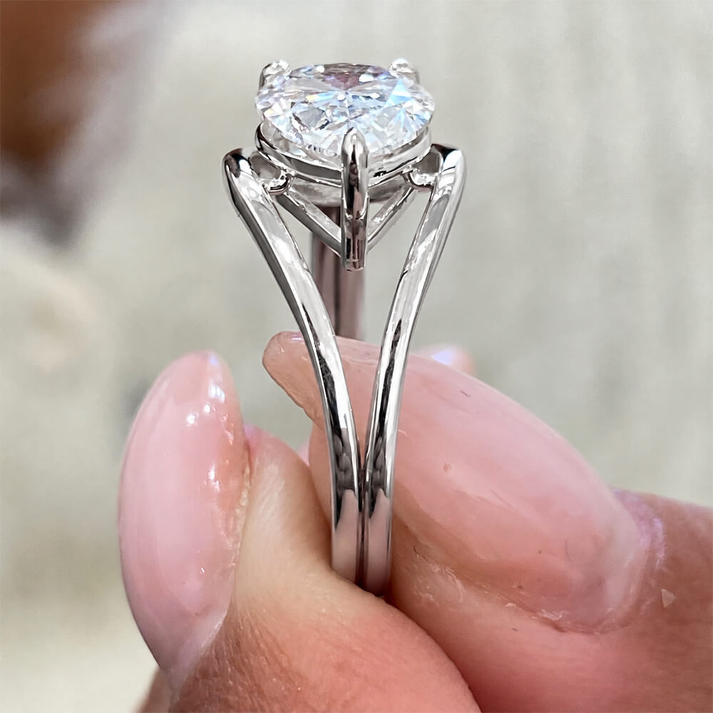 Luxury Jewelry Unique Design Solitaire Pear Cut White Sapphire Engagement Ring