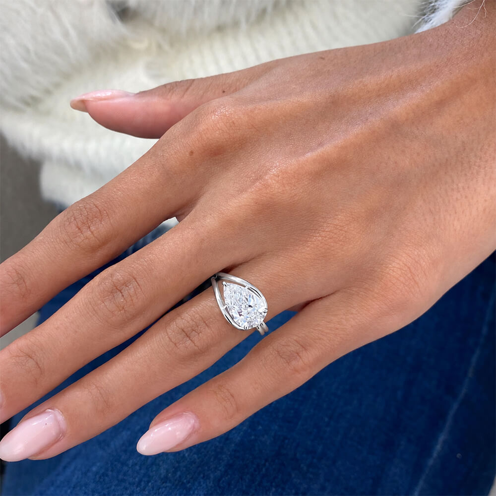 Luxury Jewelry Unique Design Solitaire Pear Cut White Sapphire Engagement Ring