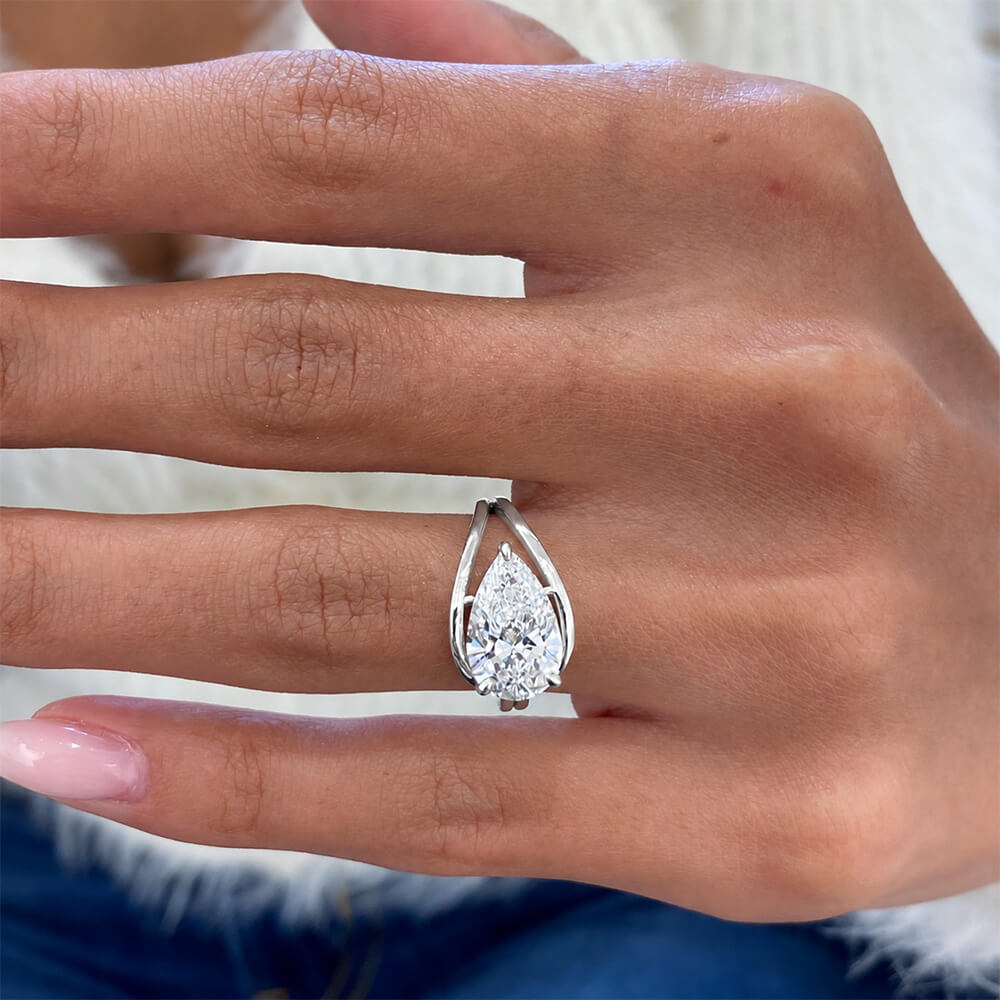 Luxury Jewelry Unique Design Solitaire Pear Cut White Sapphire Engagement Ring