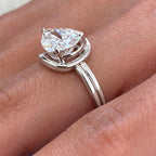 Luxury Jewelry Unique Design Solitaire Pear Cut White Sapphire Engagement Ring